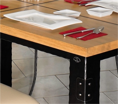 Robustný železný stôl s nýtováním a masivnou dubovou delenou doskou s hrúbkou 4 cm
