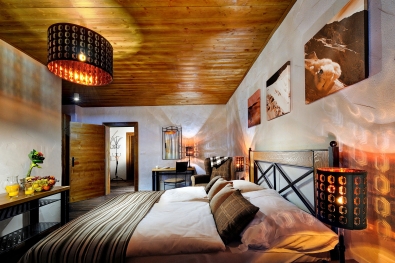 Kovová posteľ Chamonix kov a masívne drevo